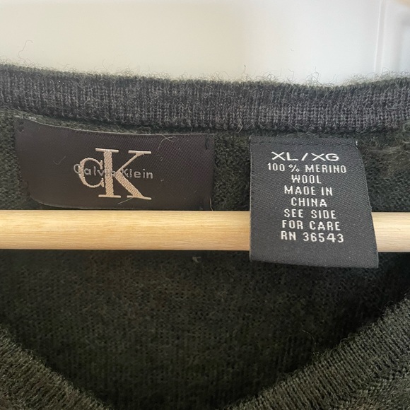 Calvin Klein v-neck wool sweater - Picture 1 of 2